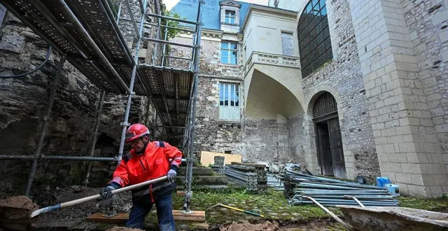 photo  angers, rue de la censerie, 12 mars 2025. les tailleurs de pierre vont avoir fort à faire, notamment pour redessiner le mur d’enceinte qui enferme la cour occidentale de l’église abbatiale.  &copy;  laurent combet 