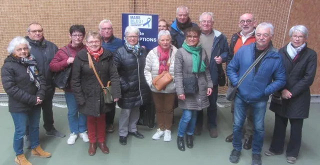 photo  les bénévoles, accompagnés des représentants de la ligue contre le cancer et du pôle santé ouest anjou.  &copy;  ouest-france 