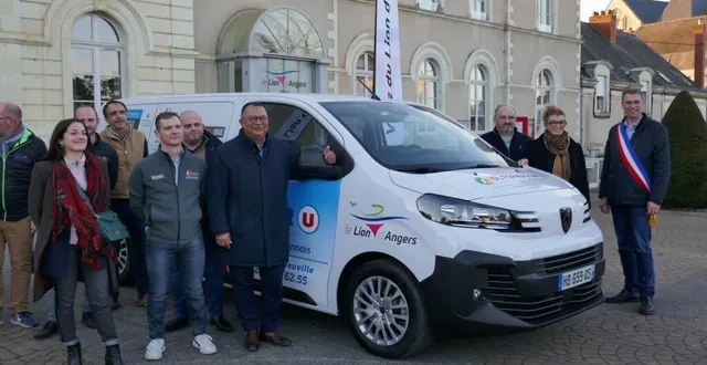 photo  la ville présente le nouveau minibus de prêt aux associations, financé en partie par les encarts publicitaires des entreprises du pays lionnais.  &copy;  ouest-france. 