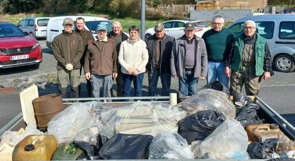 photo  le groupe de chasseurs, à l’issue du ramassage de déchets à thouarcé, samedi matin 15 mars.  &copy;  co 