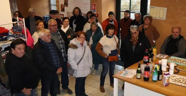 photo  la salle était à peine assez grande pour recevoir tous les invités.  &copy;  le maine libre 