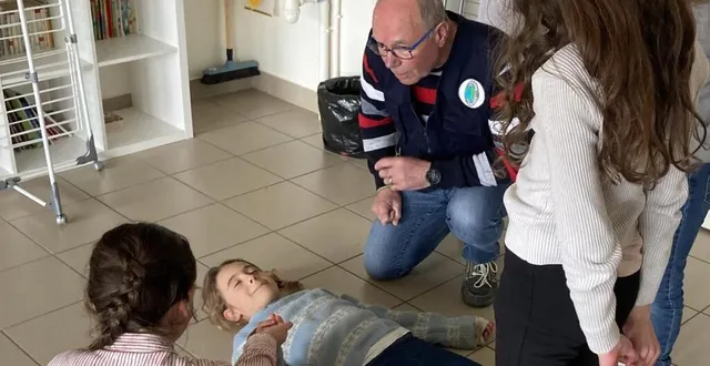 photo  le pompier solidaire explique aux enfants comment diagnostiquer une victime et la prendre en charge.  &copy;  le maine libre 