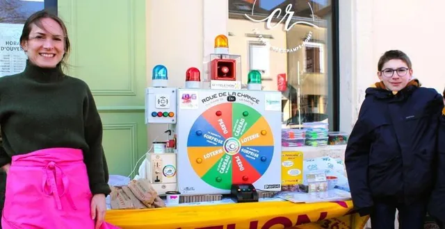 photo  esther bouttier, responsable de « la ferme de champs-romet », aux côtés de timéo et léo plessis.  &copy;  le maine libre 