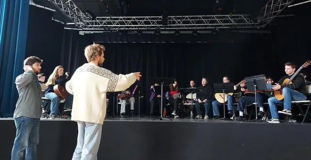 photo  maxime rabour (à gauche) et lucien hebrant ont animé cette deuxième répétition générale pour le spectacle « the mozart show ». la dernière répétition est fixée au samedi 19 avril avant le spectacle qui sera joué en mai.  &copy;  ouest-france 