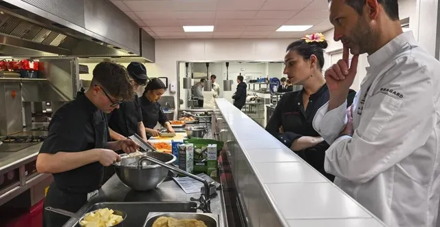 photo  le mans, jeudi 20 ars 2025. les élèves ont travaillé sous les yeux du chef romain besseron dans les cuisines de sainte-catherine.  &copy;  le maine libre -denis lambert 