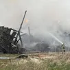 photo  l’incendie s’est déclaré dans un bâtiment agricole de 500 m2 qui contenait 240 tonnes de foin, dans la nuit du 20 au 21 mars 2025, à la bellière (orne). 