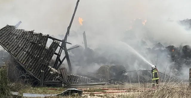 photo  l’incendie s’est déclaré dans un bâtiment agricole de 500 m2 qui contenait 240 tonnes de foin, dans la nuit du 20 au 21 mars 2025, à la bellière (orne).  &copy;  ouest-france 