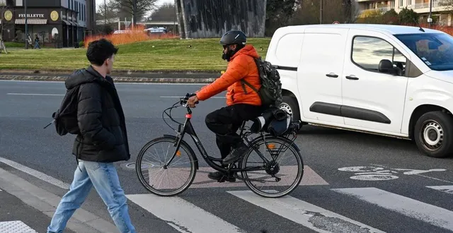 photo  angers, le 11 mars 2025. au carrefour du courrier de l’ouest, l’aménagement est à revoir pour place au vélo.  &copy;  co – laurent combet 