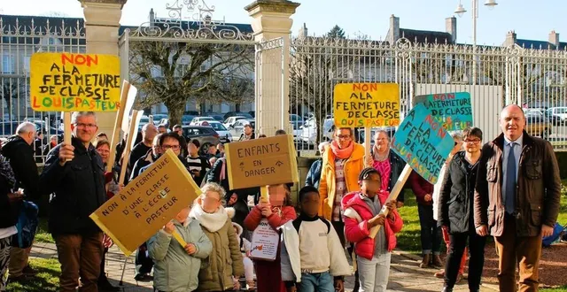 photo  frédéric beauchef, maire (à droite) et sandrine plessix, première adjointe chargée de l’éducation et de la citoyenneté, ont déjà défendu le dossier en préfecture la semaine dernière.  &copy;  le maine libre 