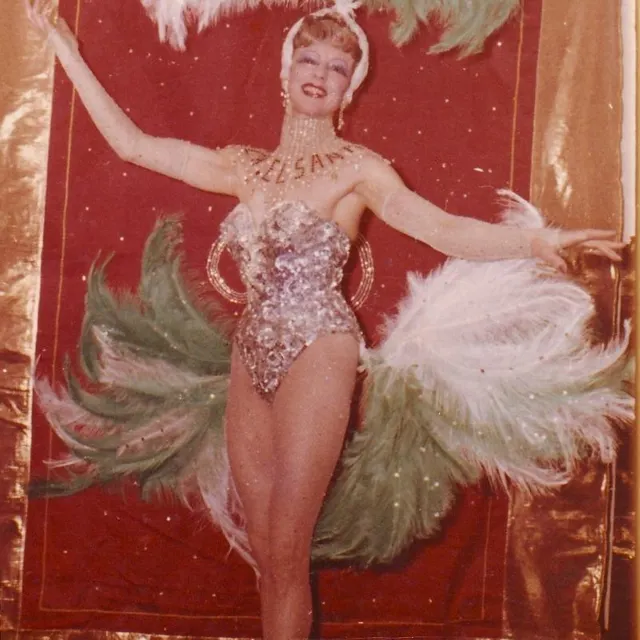 photo elsane et sa tenue verte, au cirque sarrasani en allemagne.  ©  collection denis granai/ michel esnault