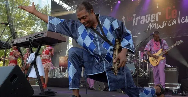 photo  chaque début d’été est chaud aux ponts-de-cé avec le festival les traver’cé. ici femi kuti en 2014.  &copy;  archives co – josselin clair 