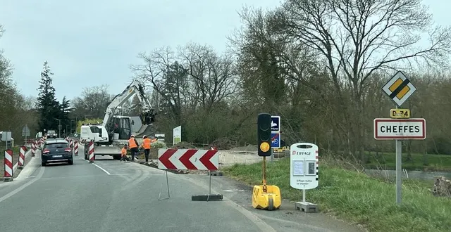 photo  la dernière phase des travaux de sécurisation de la traversée du bourg de cheffes a repris, avec la création imminente d’un nouveau carrefour et l’installation d’un stop.  &copy;  co 