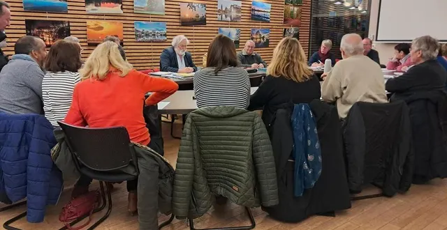 photo  andré trottet, le maire de villeneuve-en-perseigne, (à gauche au centre), accompagné des maires délégués et membres du conseil.  &copy;  ouest-france 