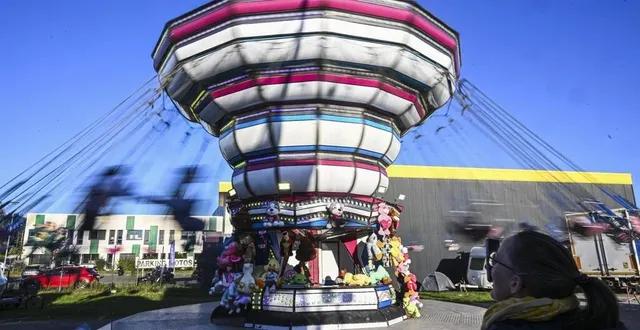 photo  la fête foraine s’installe pour deux semaines au mans, zone du panorama.  &copy;  archives le maine libre – denis lambert 