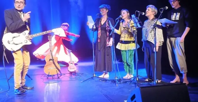 photo  les cinq participants, accompagnant ignatus pour la dernière chanson du concert.  &copy;  ouest-france 