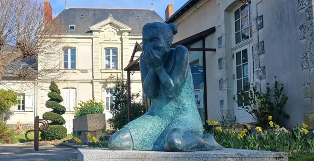 photo  un des « fou rire » de mauricette toussaint est déjà visible depuis plusieurs années devant la mairie.  &copy;  co 