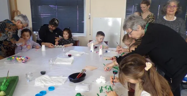 photo  enfants, parents et bénévoles partagent le plaisir de créer pour fêter l’arrivée du printemps.  &copy;  le maine libre 