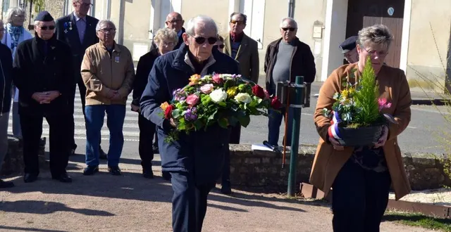 photo  le dépôt de gerbes au monument aux morts.  &copy;  le maine libre 