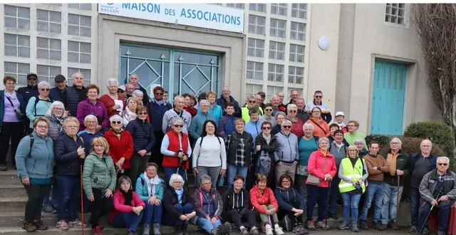 photo  la photo de famille, à la salle communale michel-lalos, avant le départ pour la randonnée de son choix.  &copy;  le maine libre 