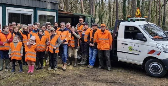 photo  le groupe de chasseurs des rochères, accompagnés de plusieurs bénévoles, a organisé un grand nettoyage de leur zone de chasse.  &copy;  ouest-france 