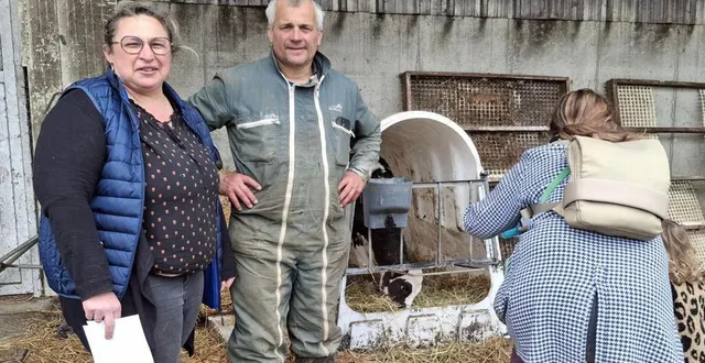 photo  arnaud et nadège yvon fait visiter leur ferme pédagogique pour la semaine de la petite enfance aux petits et grands du bocage cénomans.  &copy;  ouest-france 