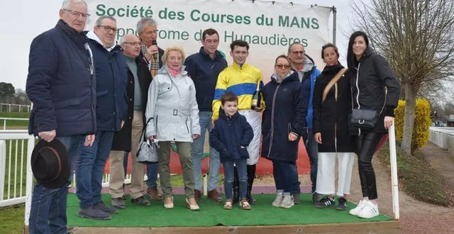 photo  léo roussel avec les propriétaires du cheval et les organisateurs de la réunion.   &copy;  le maine libre 