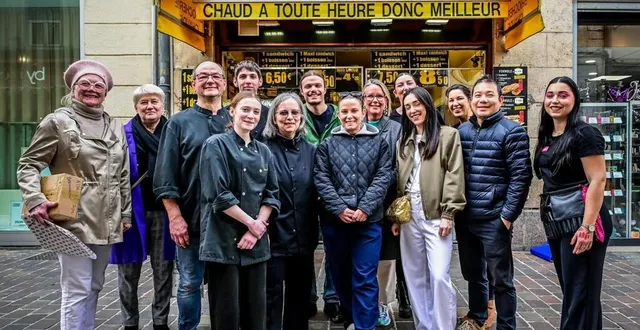 photo  victor et marie-jeanne (3e et 6e en partant de la gauche), entourés par des fidèles clients, pour certains commerçants de la rue des minimes.  &copy;  photo le maine libre – yvon loué 