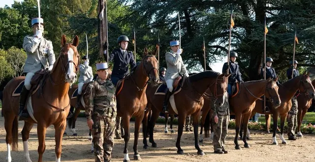 photo  l’escadron brution, ici sur les rangs lors de la présentation au drapeau 2024, s’illustre non seulement pendant les cérémonies, mais aussi dans les concours inter-écoles militaires.  &copy;  prytanée national militaire 