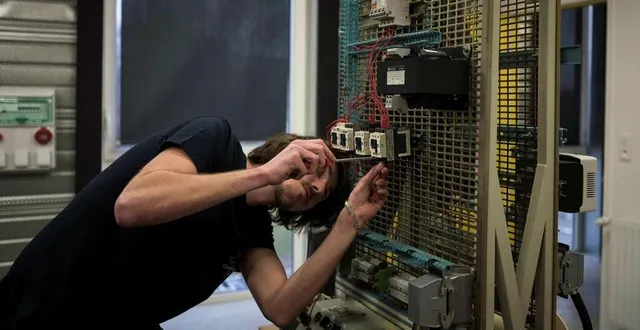 photo  un apprenti du centre de formation des compagnons du devoir à tours (indre-et-loire).  &copy;  zihnioglu kamil / pool/abaca 