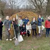 photo  mission accomplie ! les jeunes du conseil municipal jeune de bonnétable prennent la pose devant leur cabane vivante en osier, symbole de leur engagement pour la nature et le cadre de vie. 
