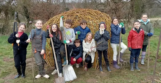 photo  mission accomplie ! les jeunes du conseil municipal jeune de bonnétable prennent la pose devant leur cabane vivante en osier, symbole de leur engagement pour la nature et le cadre de vie.  &copy;  le maine libre 