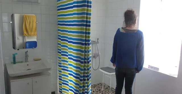 photo  laurence bonnin apprécie la modernité, la propreté et la luminosité des lieux mis à sa disposition durant une semaine. un rayon de soleil dans sa vie.  &copy;  co 