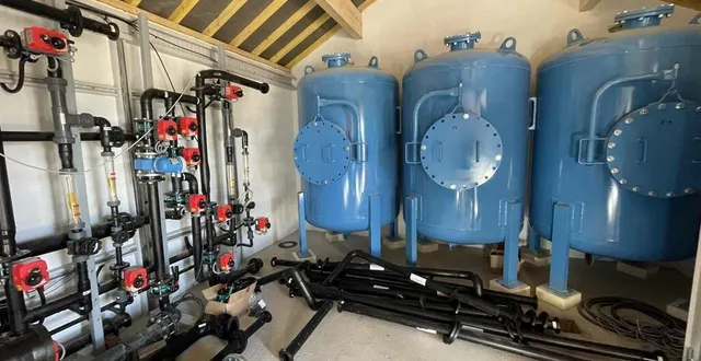 photo  les adoucisseurs (en bleu) vont enlever une partie du calcaire de l’eau pour 6 000 abonnés du siaep de la vallée de l’orne. ils ont été installés à écouché-les-vallées et seront surveillés 24 heures sur 24 comme toutes les installations liées à l’eau potable.  &copy;  ouest-france 