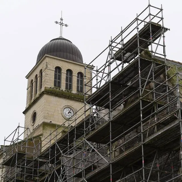 photo la bohalle, près d’angers, le 22 mars 2025. l’église saint-aubin (1838-1844), qui s’inspire des modèles de l’antiquité gréco-romaine avec son portique à colonnes doriques, fait l’objet de travaux depuis de nombreuses années.  ©  photo co - josselin clair