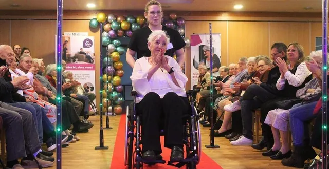 photo  ana, 81 ans, a défilé accompagnée par une auxiliaire de la résidence, mardi 11 mars 2025, lors de la soirée spéciale à la résidence sénior espace et vie, à précigné.  &copy;  ouest-france 
