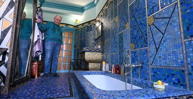 photo  angers, bd foch, 13 mars 2025. camille detrait, 80 ans, est le plus ancien occupant de la maison bleue. il est aussi celui qui possède le plus bel appartement, généreusement décoré par les artisans de la société odorico à la fin des années trente, en particulier la salle de bains.  &copy;  co - laurent combet 