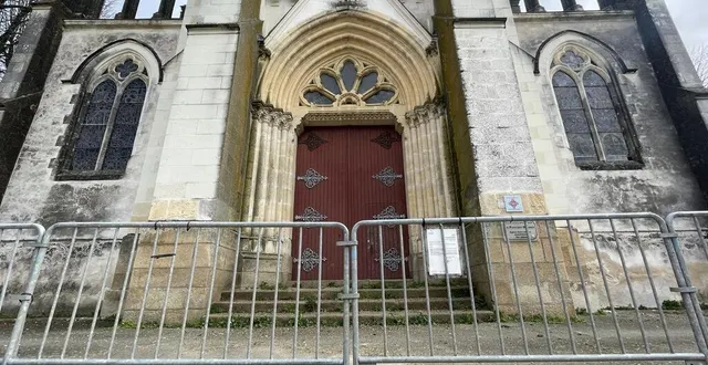 photo  beaupréau, rue mont-de-vie, mercredi 19 mars. malgré la consolidation de ses arcs-boutants, l’église notre-dame, fermée depuis le 19 juin 2023, montre d’autres faiblesses.  &copy;  co - fabien leduc 