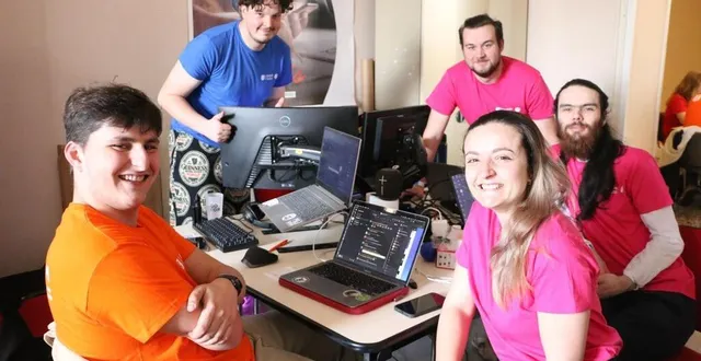 photo  éliott, marcelin, clara, arthur et pierre-louis forment l’une des équipes de l’ensim engagées dans les 24 heures du code, défi réunissant étudiants et professionnels dans une compétition amicale autour de la programmation informatique.  &copy;  ouest-france 