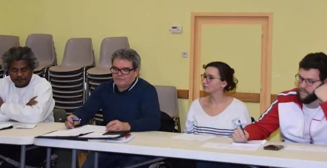 photo  dominique laude et son équipe animent le village avec l’aide « d’une petite équipe bien rôdée et efficace ».  &copy;  le maine libre 