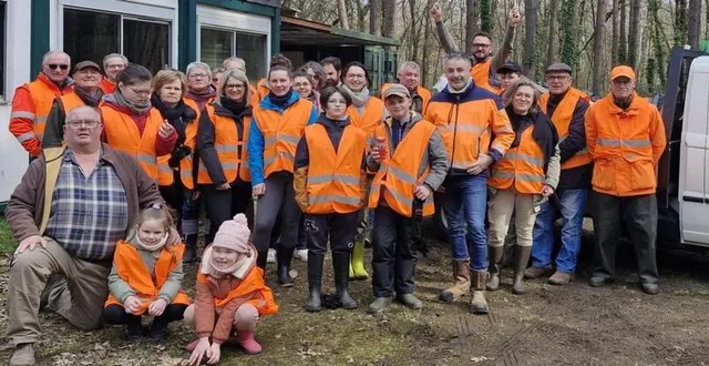 photo  les participants ont procédé à un nettoyage des abords de la parcelle des chasseurs.  &copy;  le maine libre. 