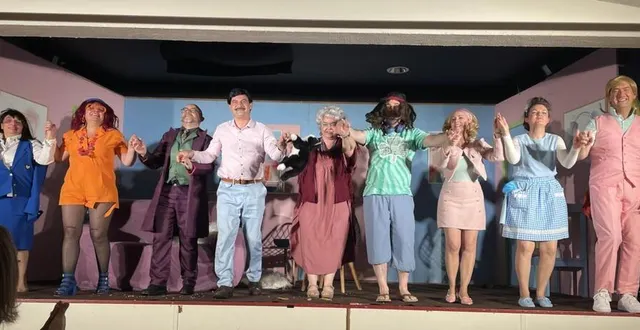 photo  fin de saison pour la troupe qui jouait sa dernière représentation pour les enfants de l’école du sivos.  &copy;  le maine libre 