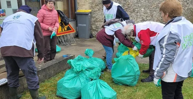 photo  seuls sept bénévolescourageux ont participé à l’opération.  &copy;  vie, projets au pays du narais 