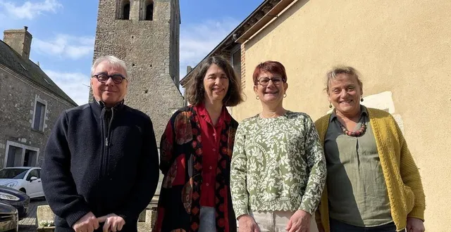 photo  christian loison, trésorier, catherine dardonville, secrétaire, élisabeth niveau, présidente, et isabelle chiaramonti-monnet, vice-présidente, lors de l’assemblée générale 2025 de parcé découverte et patrimoine, samedi 15 mars.  &copy;  ouest-france 