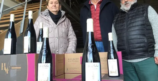 photo  trémentines, vendredi 14 mars. jacqueline delaunay, la maire de trémentines, entourée de deux adjoints - arnaud baranger et maurice dilé-, ici lors d’une vente de la cuvée du clocher.  &copy;  freddy reigner 