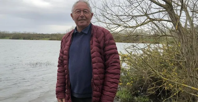 photo  andré marchand, président de l’ablette angevine, devant l’étang principal du site carpa trophy, à cheffes-sur-sarthe.  &copy;   ouest-france 