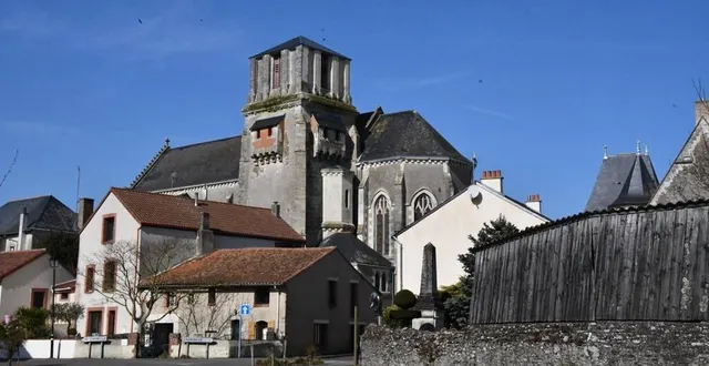 photo  valanjou, le 6 mars 2025. le clocher de l’église saint-martin, à joué, a perdu sa flèche. il a été raccourci par mesure de sécurité en 2008.  &copy;  co - jean-paul aglave 
