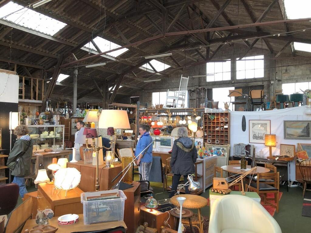 À Nort-sur-erdre, Les Meubles Vintage De Cette Brocante Ont La Cote 