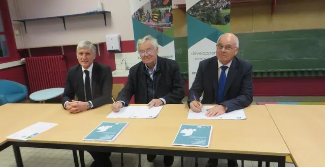 photo  président de la cdc et membres de la caf signent la convention  &copy;  ouest-france 