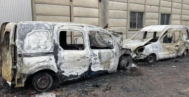 photo  les deux voitures qui ont brûlé étaient garées dans une cour privée. la première, électrique, avait été offerte par enedis, la seconde avait été achetée par la régie des quartiers.  &copy;  ouest-france 