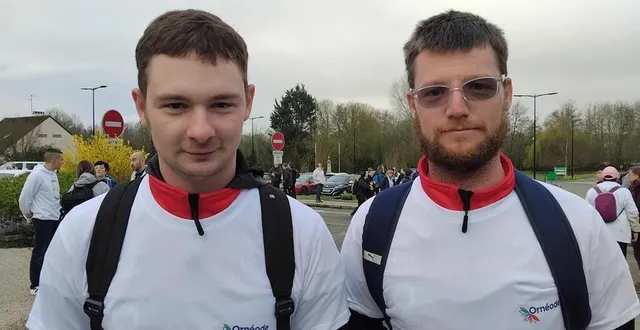 photo  dylan martel et dylan papouin sont sportifs, ils jouent au foot, et là, ils étaient ravis de participer à la randonnée d’alençon-la croix-médavy.  &copy;  ouest-france 
